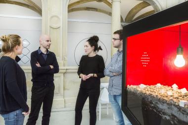 Yves Netzhammer mit Jenny Katharina Hoedemaker und Patrick Kammann von den Jungen Freunden (v.l.n.r.) sowie Marijke Lukowicz, Kuratorin in der Abteilung Gegenwart (ganz links).<br>Foto: LWL/Neander