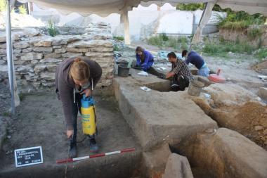 Drei Jahre lang hat das Grabungsteam der Stadtarchäologie Paderborn die Fläche am ehemaligen Landeshospital archäologisch untersucht und dabei viele zusätzliche Erkenntnisse über die Stadtwerdung dokumentiert.<br>Foto: LWL/R. Süße