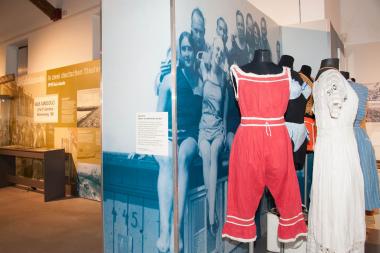 Auch Strand- und Abendmode aus verschiedenen Jahrzehnten ist in der Ausstellung "Reif für die Insel" zu sehen.<br>Fotos: LWL/Hudemann
