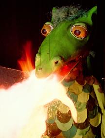 Am Ende wird alles gut ¿ der kleine Drache Floritzel spuckt prächtiges Feuer. <br>Foto: Puppentheater Pulcinella