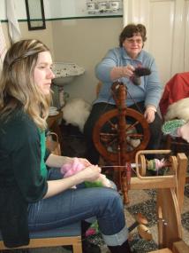 Die Besucher der Familienführung können ausprobieren, wie man ein Spinnrad bedient.<br>Foto: LWL