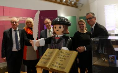 Schicksalsfigur: Landrat Manfred Müller, die Vorsitzende der Stiftung Kloster Dalheim Dr. Barbara Rüschoff-Thale, LWL-Direktor Matthias Löb, die wissenschaftliche Projektleiterin der Ausstellung Stefanie Wittenborg und Museumsdirektor Dr. Ingo Grabowsky (v.l.) präsentierten am Montag, 24.10., einen ersten Einblick in die Sonderausstellung "Luther. 1917 bis heute", die am 31.10. für das Publikum öffnet.<br>Foto: LWL/Alexandra Buterus