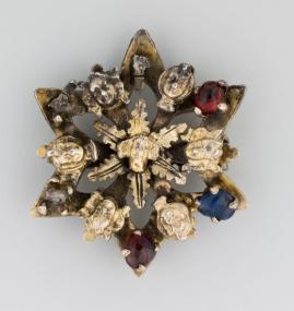 Brosche aus dem Schatzfund des Stadtweinhauses in Münster in der Sammlung des Museums.<br> Foto: LWL/Ahlbrand-Dornseif