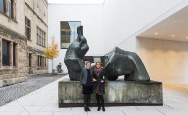 Dr. Tanja Pirsig-Marshall, Kuratorin der Ausstellung, und Siggi Spiegelburg-Hölker, Vorstandsmitglied der Stiftung Kunst³, vor der Moore-Plastik ¿Two Piece Reclining Figure No. 5¿ (1963/64) am LWL-Museum für Kunst und Kultur (v.l.).<br>Foto: LWL/Hanna Neander