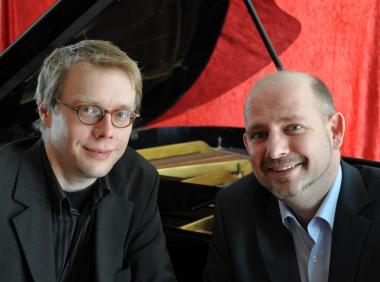 Holger Ries und Martin Brödemann spielen im Schiffshebewerk Henrichenburg Musical- Klassiker.<br>Foto: privat