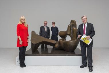 Dr. Barbara Rüschoff-Thale, LWL-Kulturdezernentin, Dr. Chris Stephens, Kurator Tate, Dr. Tanja Pirsig-Marshall, Kuratorin LWL-Museum für Kunst und Kultur und Dr. Hermann Arnhold, Direktor LWL-Museum für Kunst und Kultur vor dem Kunstwerk ¿Two Piece Reclining Figure No. 9¿ von Henry Moore<br>(Tate: Presented by the artist 1978 © The Henry Moore Foundation)