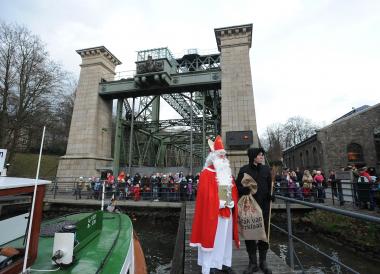 Nikolaus und Knecht Ruprecht bescheren die Kinder im Schiffshebewerk.<br>Foto: LWL/Appelhans