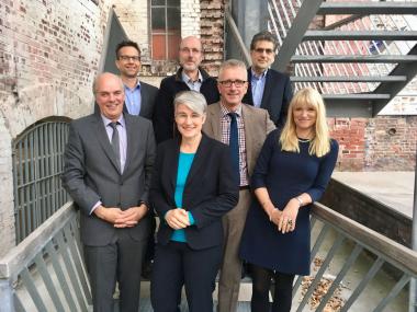 Der Vorstand der Geographischen Kommission für Westfalen Beisitzer Dr. Christian Krajewski (hinten v.l.), Prof. Dr. Thomas Schmitt, Prof. Dr. Thomas Hauff Vorsitzender Prof. Dr. Karl-Heinz Otto (vorne v.l.), Wissenschaftliche Referentin Dr. Carola Bischoff, Geschäftsführer Dr. Rudolf Grothues und LWL-Kulturdezernentin Dr. Barbara Rüschoff-Thale.<br>Foto: LWL