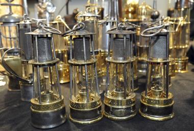 Die unterschiedlichen Grubenlampen dürfen von den Teilnehmern der Lampenschicht unter Tage ausprobiert werden.<br>Foto: LWL 