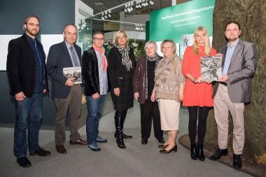 Dr. Jan Ole Kriegs (Museumsdirektor Naturkundemuseum), Dr. Bernd Tenbergen (Ausstellungsmacher), Stephan Sagurna (LWL-Medienzentrum), Martina Grote (Geschäftsführerin NRW-Stiftung), zwei Mitglieder der Familie Reichling, Dr. Barbara Rüschoff-Thale (LWL Kulturdezernentin), Dr. Johannes Hofmeister (Ausstellungsmacher).<br>Foto:LWL