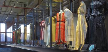 Kleider und Trends im Wandel der Zeit, wie sie auch in der neuen Ausstellung im LWL-Textilwerk zu sehen sind, bestimmen die nächste Familienführung.<br>Foto: LWL/Philipp Harms