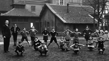 Schüler der jüdischen Volksschule in Lünen mit ihrem Lehrer Manfred Höxter, Lünen 1932.<br>Foto: LWL/Fotograf unbekannt