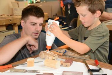 Am Sonntag werden in der Kinderwerkstatt Loks aus Holz gebastelt.<br>Foto: LWL/Appelhans 