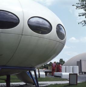 Die Zukunft des Bauen und Wohnens, wie man sie sich 1971 vorstellte: Kunststoffhausausstellung in Lüdenscheid<br>Foto: LWL-Archiv/Hildebrand