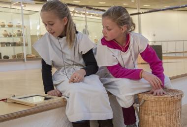 Premiere im LWL-Römermuseum in Haltern am See: Lotta Neumann (9 Jahre, r.) und Mieke Gehrke (9 Jahre, r.) gehen mit dem ipad und der römischen cista auf die erste Erkundungstour der ganz neuen Art.<br>Foto: LWL/K. Burgemeister