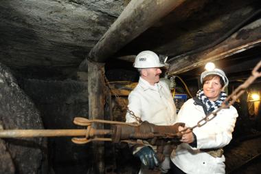 Mit dem Abbauhammer in der Hand wird der harte Arbeitsalltag der Bergleute erfahrbar.<br>Foto: LWL/Appelhans