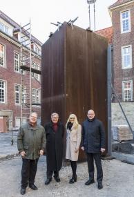 Prof. Dr. Holger Strutwolf, Direktor Bibelmuseum, Dr. Hermann Arnhold, Direktor LWL-Museum für Kunst und Kultur, Dr. Barbara Rüschoff-Thale, LWL-Kulturdezernentin und Matthias Schwarte, Kanzler der Universität Münster (v.l.) vor der Stahlskulptur ¿Fassbinder¿ (1982/83) von Richard Serra.<br>Foto: LWL/Hanna Neander