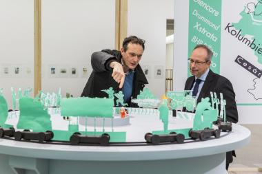 Konrad-von-Soest-Preisträger Andreas Siekmann und Matthias Löb, LWL-Direktor, in der Preisausstellung.<br>Foto: LWL/Hanna Neander