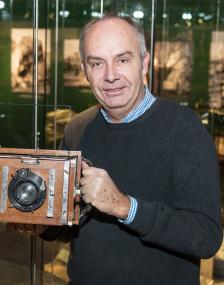 Dr. Bernd Tenbergen nimmt die Zuhörer bei seinem Vortrag und Rundgang mit in die Zeit von vor 100 Jahren und zeigt die zeitdokumentarischen Fotos des Dr. Hermann Reichling.<br>Foto: LWL/Steinweg