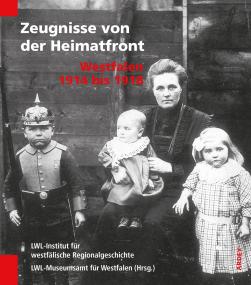 Das Cover von ¿Zeugnisse von der ¿Heimatfront`¿ zeigt, dass die Kriegspropaganda bis ins Kinderzimmer reichte. So trug Heinrich Harenbrock aus Telgte auf diesem Foto Uniform und Pickelhaube.<br>Foto: LWL/Stadt Telgte, Sammlung Kruchen