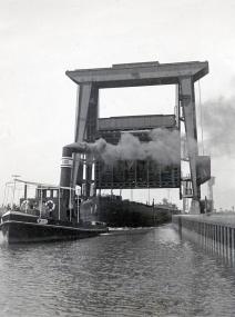 Ein Schleppzug verlässt die Schleuse Datteln am Wesel-Datteln-Kanal (1938).<br>Foto: LWL