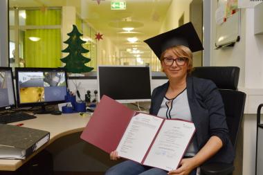 Oxana Konrad, Krankenpflegerin in der forensischen Klinik des Landschaftsverbandes Westfalen-Lippe (LWL), hat erfolgreich ihren Bachelor-Abschluss an der Fachhochschule der Diakonie in Bielefeld abgelegt.<br>Foto: LWL/Hannig
