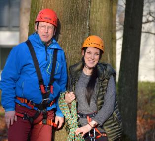 Ricarda Scheffler und Manfred Fechtner klettern mit jungen Patienten.<br>Foto: LWL/Seifert 