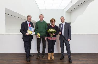 LWL-Direktor Matthias Löb begrüßte den 500.000ten Besucher, Ulrich Cronauge, und seine Frau Angelika Cronauge zusammen mit dem Museumsdirektor Dr. Hermann Arnhold.<br>Foto: LWL/Hanna Neander