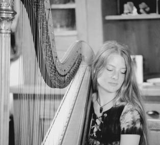 Fanny Herbst an der Harfe.<br>Foto: privat