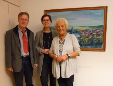 Marlene Lubek (r.), LWL-Jugenddezernentin Birgit Westers (Mitte) und Schulleiter Josef Köjer freuen sich über das Gemälde, das jetzt in der LWL-Förderschule in Büren hängt.<br>Foto: LWL