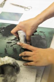 In der Druckwerkstatt werden eigene Druckplatten gestaltet.<br>Foto: LWL/Hanna Neander