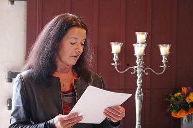 Heidrun Schweda liest bei einer Neujahrsmatinee im LWL-Freilichtmuseum Detmold aus der Komödie ¿Drei Männer im Schnee¿ von Erich Kästner.<br>Foto: LWL/Jähne
