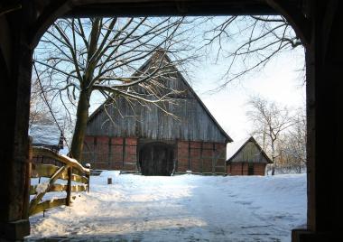 Bei den Winterspaziergängen durch das LWL-Freilichtmuseum Detmold kann man neue Eindrücke gewinnen und auch fotografisch festhalten.<br>Foto: LWL/Jähne