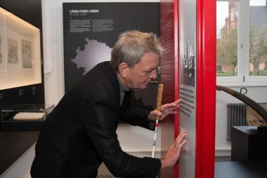 In der Alten Verwaltung können Besucher viele Informationen ertasten und hören.<br>Foto: LWL/Hudemann