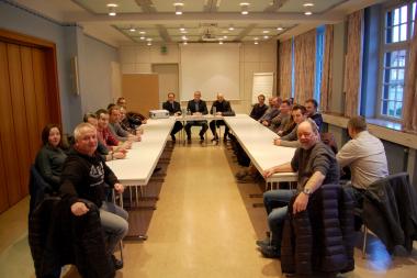 Wulf Klinge, Leiter der Polizeiwache Lippstadt, und Bernd Sternberg, Pflegedirektor des LWL-Zentrums für Forensische Psychiatrie Lippstadt, begrüßen gemeinsam mit dem Seminarleiter Dietmar Böhmer (hinten v.l.) die Polizistinnen und Polizisten im Workshop zum Umgang mit psychisch kranken Menschen.<br>Foto: LWL/Rüpp