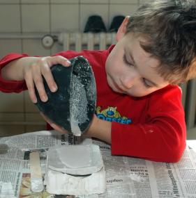 In der Kinderwerkstatt der Zeche Zollern stellen die Teilnehmer am Sonntag Abgüsse von Fossilien  her.<br>Foto: LWL/Hudemann