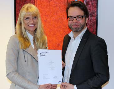 LWL-Kulturdezernentin Dr. Barbara Rüschoff-Thale (l.) überreichte Prof. Dr. Malte Thießen seine Ernennungsurkunde. Thießen ist ab dem 1. Februar neuer Leiter des LWL-Instituts für westfälische Regionalgeschichte.<br>Foto: LWL/Nolte
