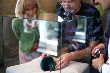 Ein Netzwerk aus Glas umspinnt das Diatretglas. Diese von Josef Welzel gefertigte Replik nach römischem Original darf von den Besuchern angefasst werden.<br>Foto: A. Lehn.
