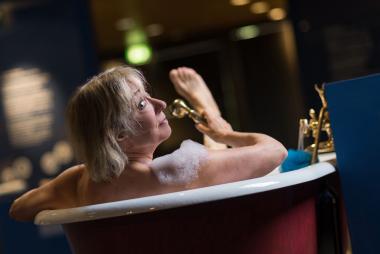 Beate Reker geht mit den Zuhörern auf eine literarische Reise ins und übers Wasser. <br>Foto: LWL/Steinweg