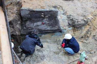 Die holzverschalte Kloake wird freigelegt. <br>Foto: LWL/Cichy