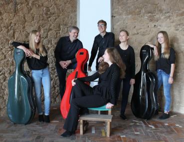 Das Ensemble "Cellissimo": Maja Gieseking (v.l.), Oliver Krüger, Tobias Plöger, Mathilde Rethemeier, Johanne Crämer, Vivian Exler (sitzend).<br>Foto: Cellissimo