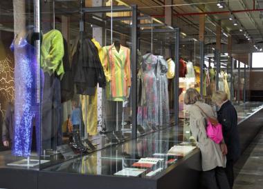 Die Teilnehmer gehen dem Geheimnis der Mode auf den Grund. <br>Foto: LWL/Holtappels