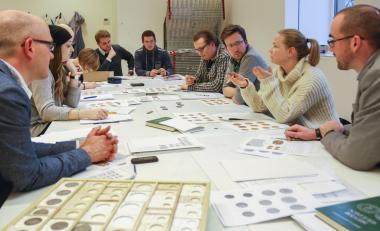 Kurator Stefan Kötz und Historiker Sebastian Steinbach mit den Studierenden der Universität Osnabrück. <br>Foto: LWL/Kubendorff