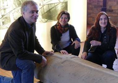 Stadtarchäologin Dr. Sveva Gai (Mitte) mit Museumsleiter Dr. Martin Kroker (links) und Stefanie Menne (rechts) vor einem der Ausstellungshighlights: dem Grabstein von Johannes Surlant. <br>Foto: LWL/Burgemeister
