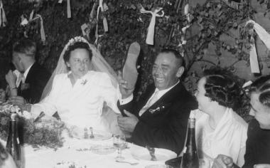 Auf einer Hochzeit im Kreis Coesfeld 1954: Der Bräutigam zeigt, dass er den Pantoffel noch hat.<br>Foto: LWL-Archiv/Kerkhoff, Neuenkirchen (Kr. Steinfurt)