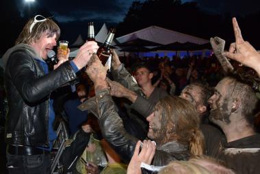 Mickie Krause mit Fans beim Festival "Dortmund Olé" 2015 im Westfalenpark.<br>Foto: LWL/Hudemann 
