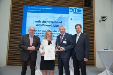 V.l.n.r.: Uwe Beckmeyer (parlamentarischer Staatssekretär bei der Bundesministerin für Wirtschaft und Energie), Katja Löchter vom Zentralen Einkauf des LWL, Karl-Heinz Kötterheinrich (Leiter der LWL-Personalabteilung) und Dr. Silvius Grobosch, Mitglied des geschäftsführenden Vorstands des BME. <br<Foto: BME