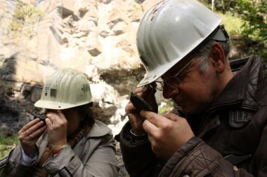Mit der Lupe kommen die Teilnehmer der Erdgeschichte auf die Spur. <br>Foto: LWL