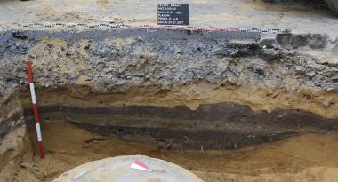 Telgte: Eine Entsorgungsgrube aus dem 11./12. Jahrhundert. Die dunkle Schicht stammt aus dem 13./14. Jahrhundert. <br>Foto: LWL