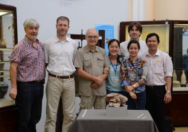 Dr. Stefan Leenen (2. v.l.) mit dem Projektteam der Ausstellung "Schätze der Archäologie Vietnams" in Ho Chi Minh Stadt. <br>Foto:LWL/Kersten